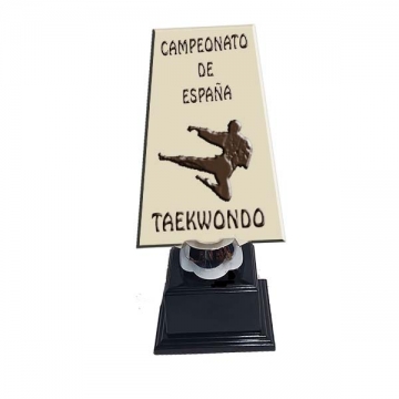 Trofeus de fusta amb la base de ABS. 
Trofeus personalitzables amb el SEU LOGO  o silueta esport 
Per a tots els esports i competicions esportives.
***INCLÒS en el PREU el GRAVAT 
Tots els gravats s'hauran d'enviar per email info@tstorneos.com 
